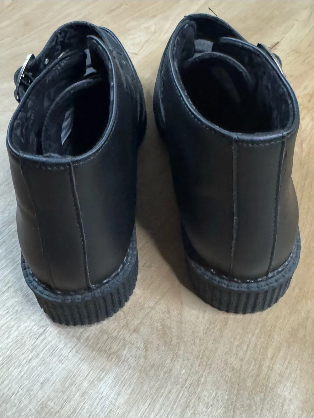 tuk black pointy